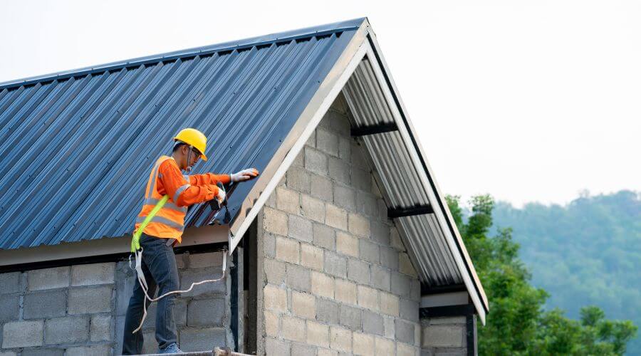 Professional gutter cleaning in Kechi, KS